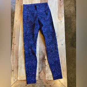 Lululemon wonder unders size 6 great condition 
Blue and purple print